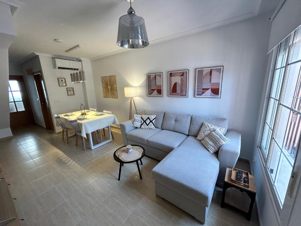 ein Wohnzimmer mit Sofa und Tisch in der Unterkunft Casa Soleme San Juan de Los terreros in San Juan de los Terreros