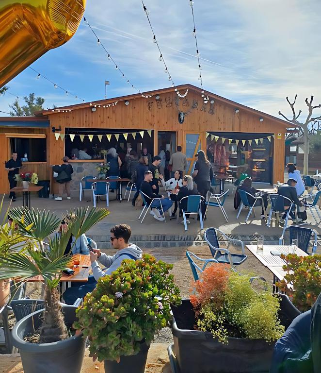 Reštaurácia alebo iné gastronomické zariadenie v ubytovaní Arc de Bará Camping & Bungalows