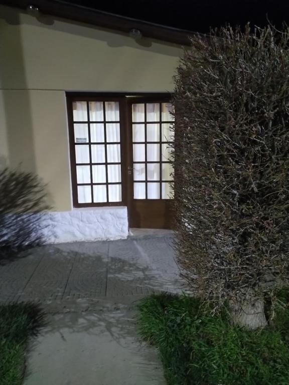un edificio con dos ventanas y una puerta en Lofalu, en Gobernador Gregores