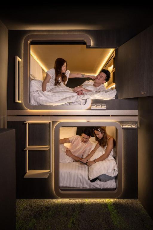 Khách lưu trú tại Cube Social Boutique Capsule Hotel at Boat Quay