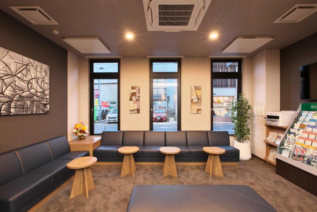 Posezení v ubytování Hotel Route Inn HiratsukaEki Kitaguchi