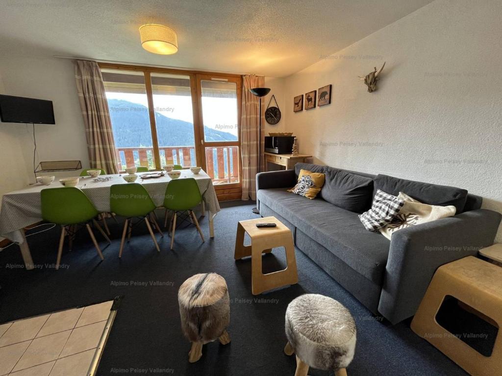 un salon avec un canapé, une table et des chaises dans l'établissement Appartement duplex 45m², 3 pièces, 8 pers, balcon, près des pistes, animaux admis - FR-1-757-117, à Landry