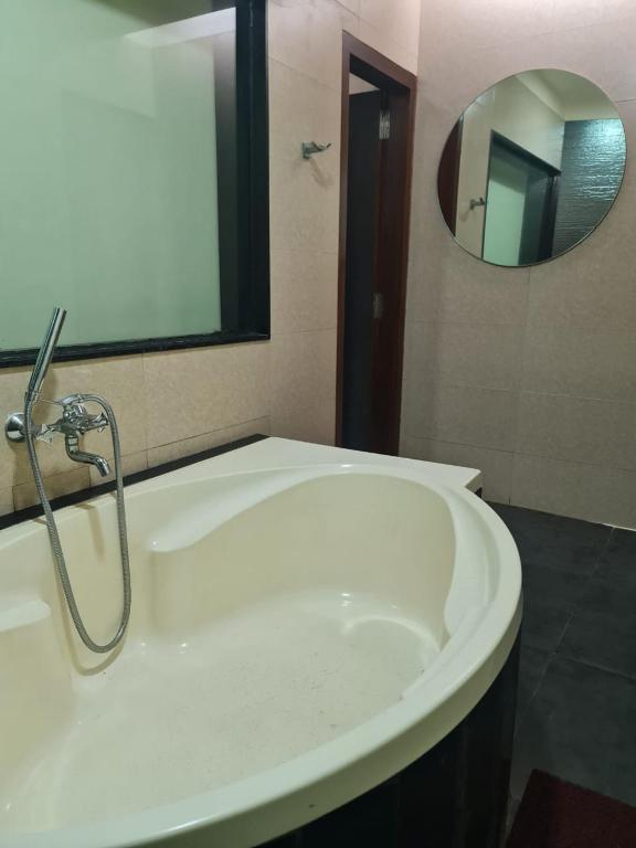 Koupelna v ubytování VITS Select Grand Inn, Ratnagiri
