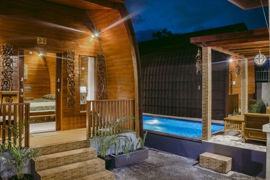 een huis met een zwembad in de nacht bij Kubu Silvia in Nusa Dua