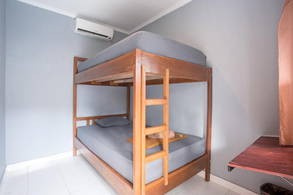 Palanda nebo palandy na pokoji v ubytování Jazz Senggigi Hotel