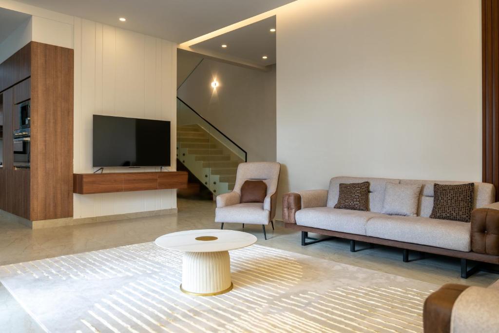 TV a/nebo společenská místnost v ubytování The MountainJewel Villa فيلا جوهرة الجبل