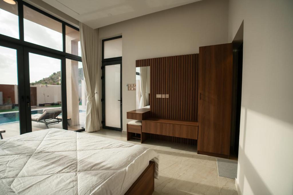 Postel nebo postele na pokoji v ubytování The MountainJewel Villa فيلا جوهرة الجبل