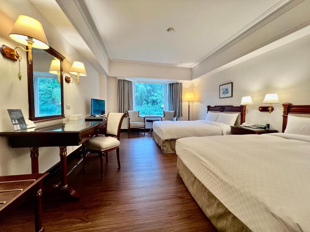 Postel nebo postele na pokoji v ubytování Le Midi Hotel Chitou