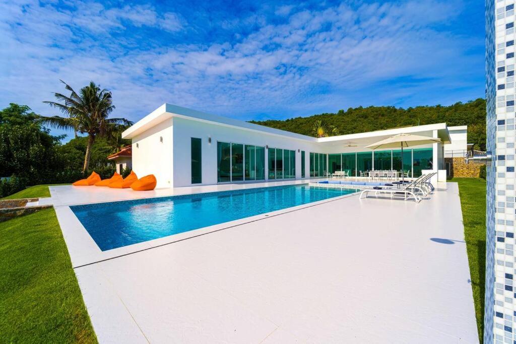 Bazén v ubytování Luxury 4 Bed Pool Villa Palm Hills Golf Club - PH4A nebo v jeho okolí