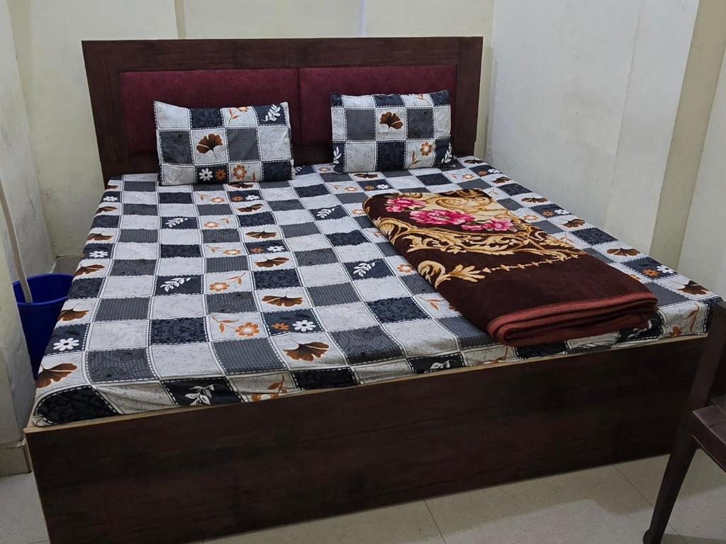 Postel nebo postele na pokoji v ubytování Ramlala Paying Guest House Stay Just 100m from Saryu Ghat, Ayodhya