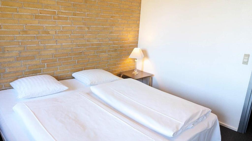 Postel nebo postele na pokoji v ubytování Hotel Svanegården
