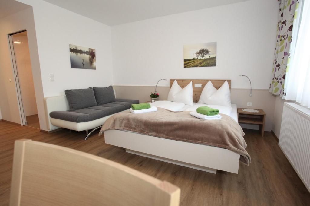 Postel nebo postele na pokoji v ubytování Hotel & Frühstückspension Raabtal
