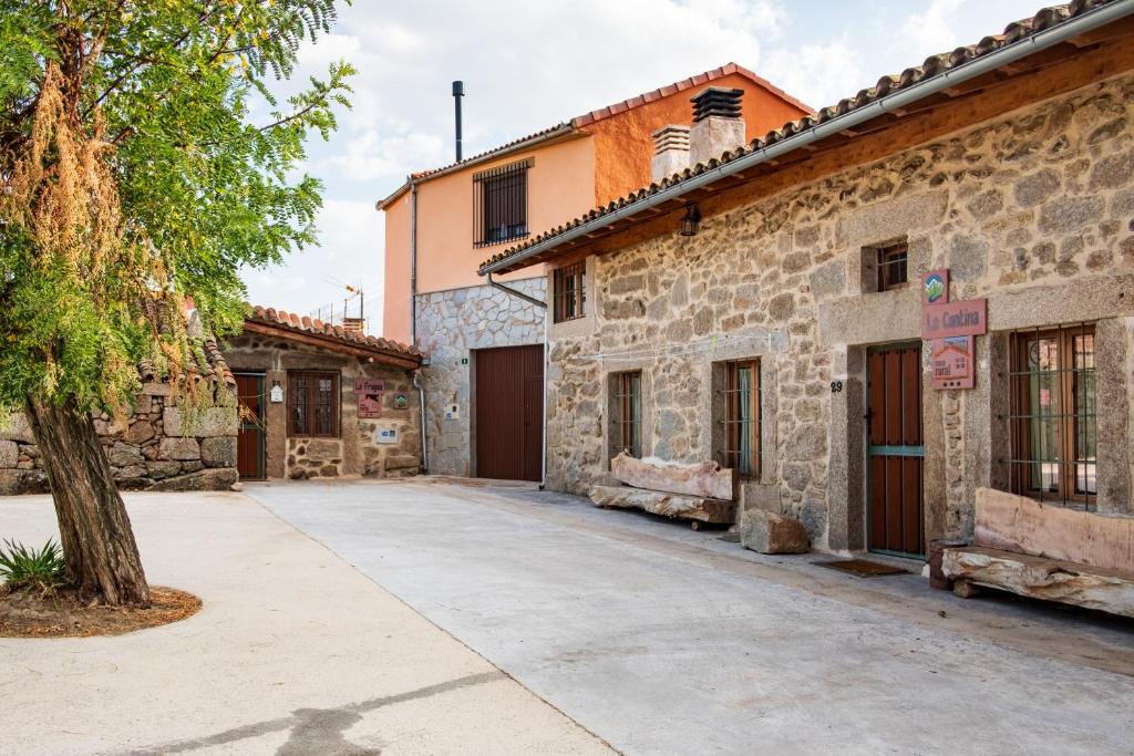an empty driveway in front of a stone building at La Fragua in Villar de Corneja