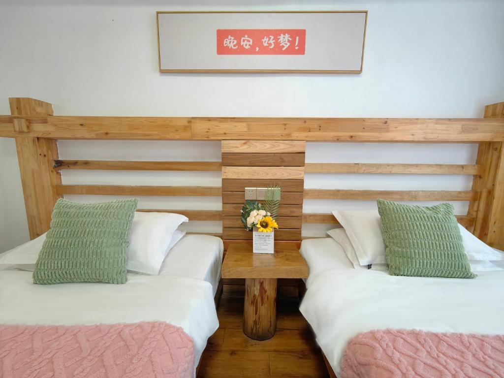 Postel nebo postele na pokoji v ubytování Just waiting for you-Tianmen mountαin-English reception-Book ticket service