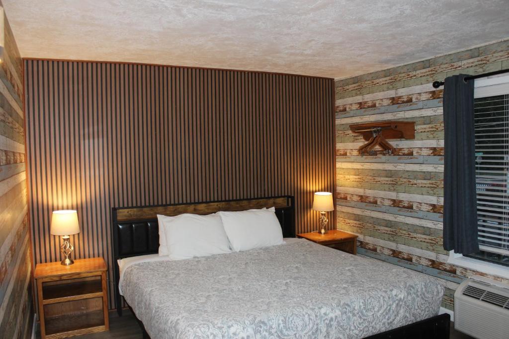 Postel nebo postele na pokoji v ubytování Cedarwood Inn of Ashland