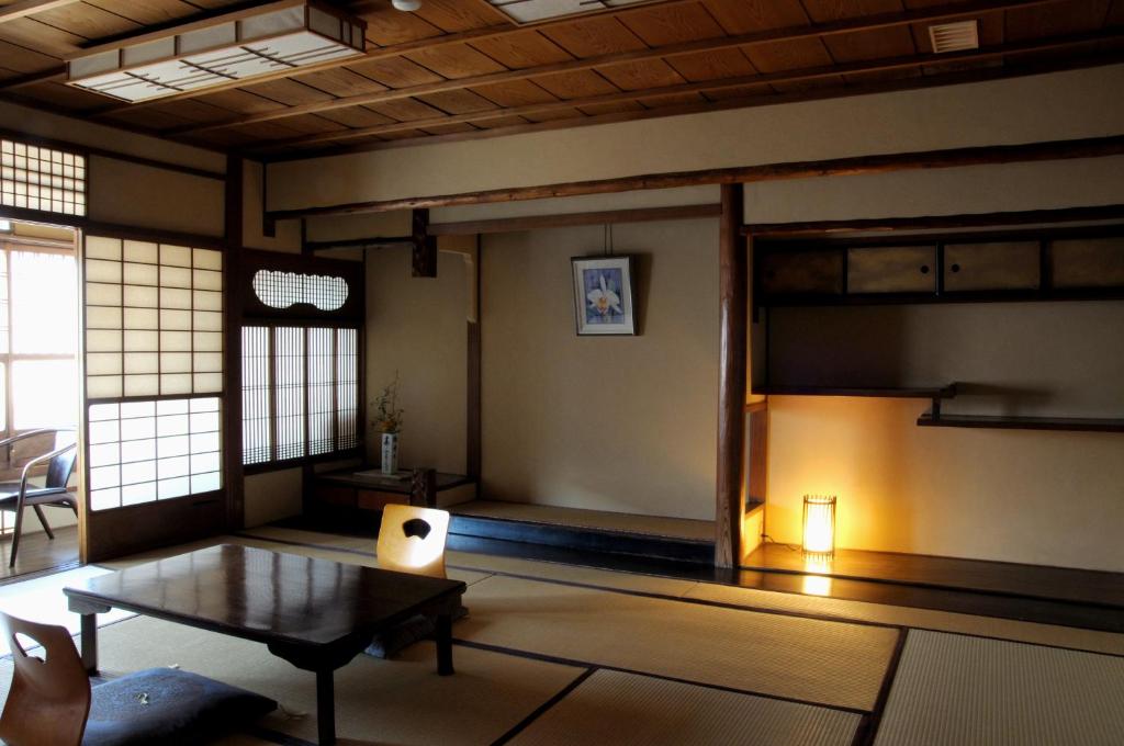 Posezení v ubytování IZUYASU Traditional Kyoto Inn serving Kyoto cuisine