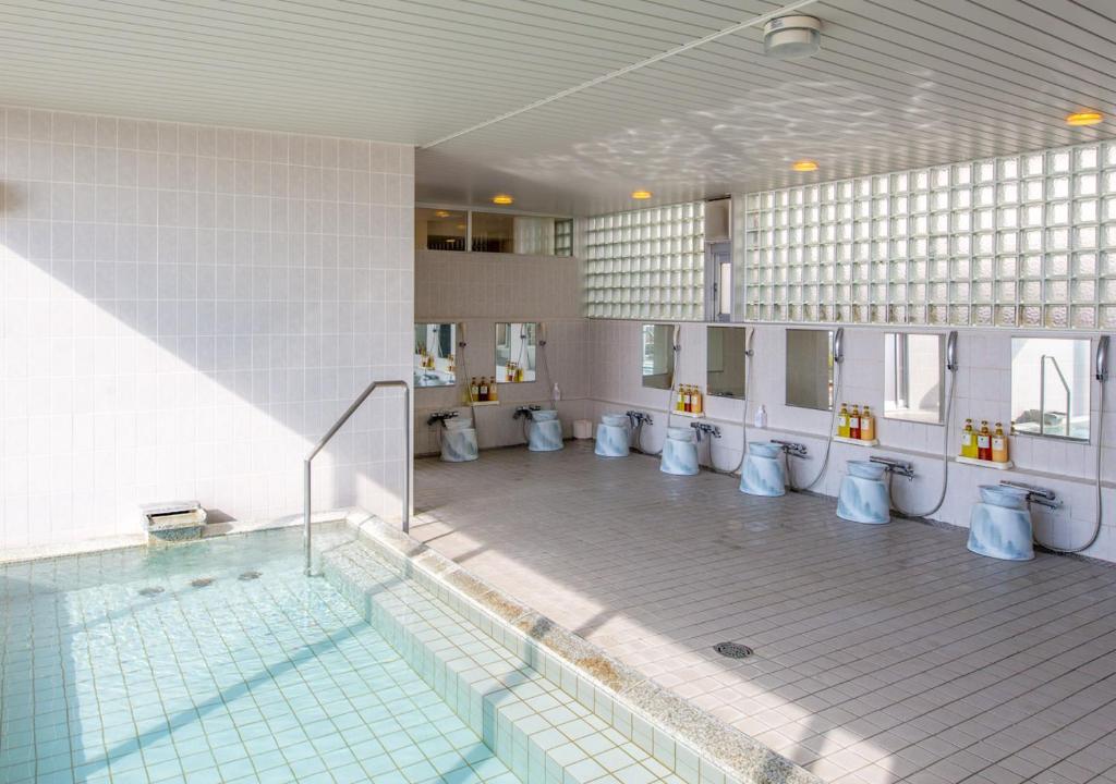 Bazén v ubytování Setouchi Kojima Hotel Kurashiki nebo v jeho okolí