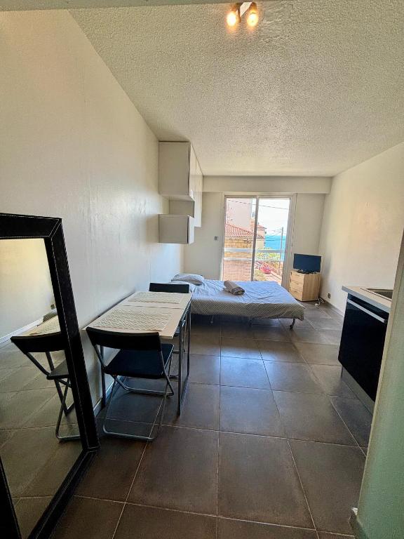 une chambre avec un lit et une table dans une pièce dans l'établissement Studio Monaco central - wifi, à Beausoleil