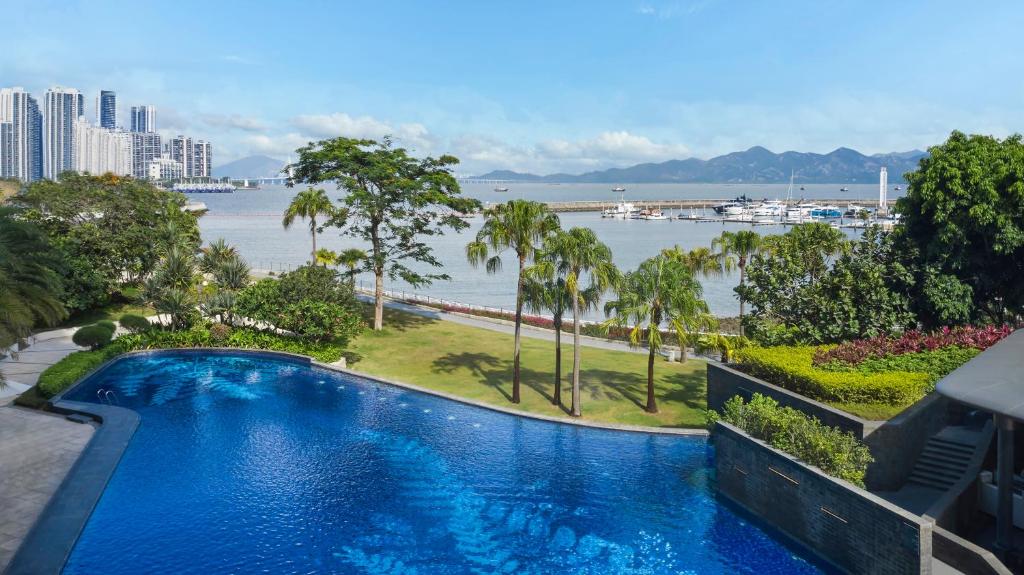 Bazén v ubytování Hilton Shenzhen Shekou Nanhai nebo v jeho okolí