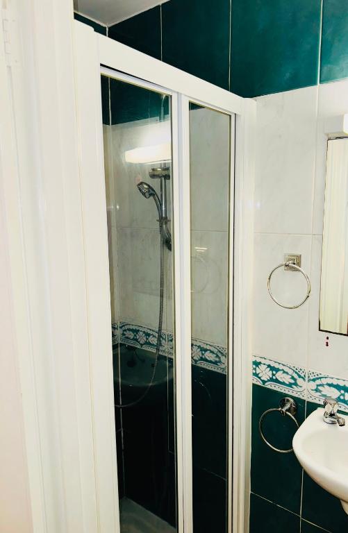 a bathroom with a shower and a sink at The Bliss 9 Home Stay, En-suite, Self check in with smart lock, Non Smoking Home in and out, Zero tolerance for noise after 11pm in Southampton