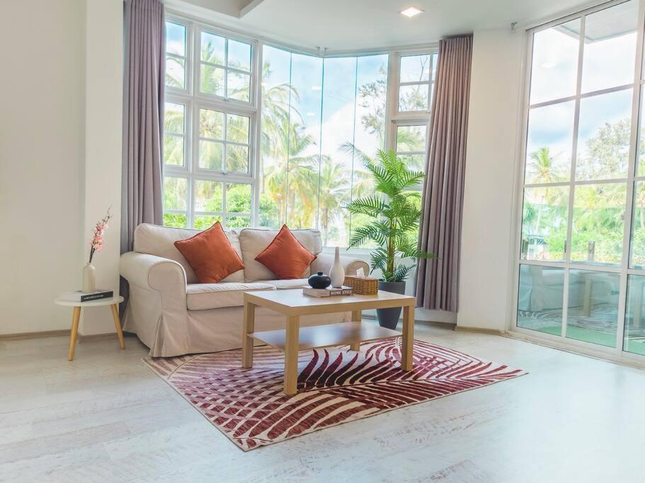 胡鲁马累Cozy 1BR apartment by beach - partial ocean view的带沙发和桌子的客厅