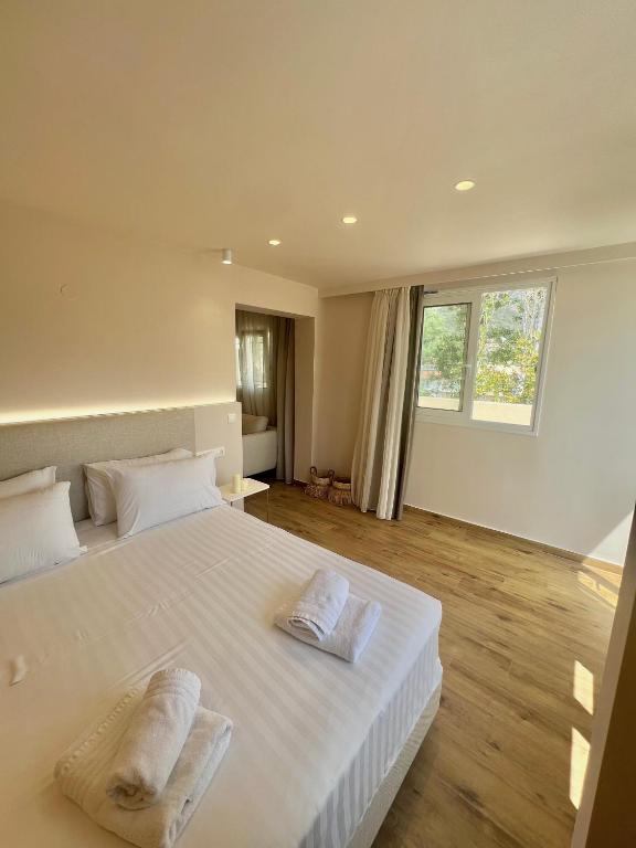 Postel nebo postele na pokoji v ubytování Eva Beach Hotel Lefkada