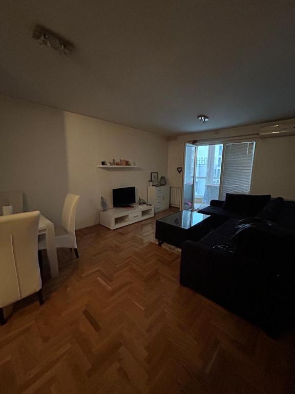 ein Wohnzimmer mit Sofa und Tisch in der Unterkunft Apartman SARA in Sarajevo