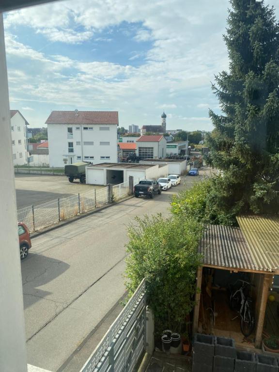 Blick von einem Balkon auf einen Parkplatz in der Unterkunft OAz in Ehingen