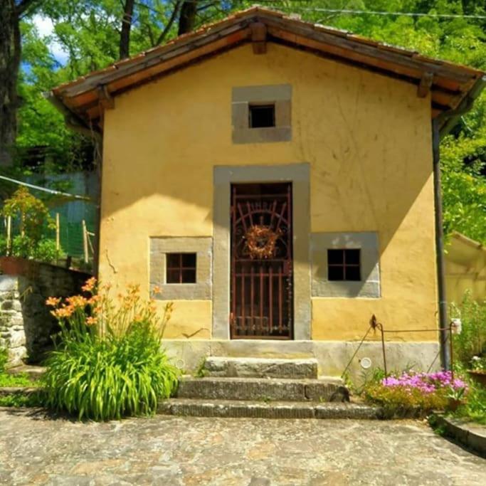 mały dom z drzwiami i schodami w obiekcie Casa Botena w mieście Vicchio