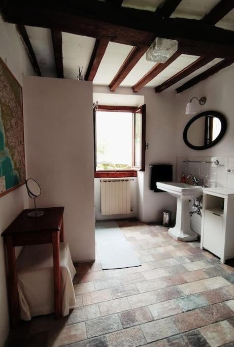 Pokój z łazienką z umywalką i oknem w obiekcie Casa Botena w mieście Vicchio