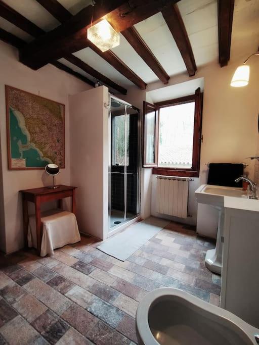 łazienka z umywalką i wanną w pokoju w obiekcie Casa Botena w mieście Vicchio