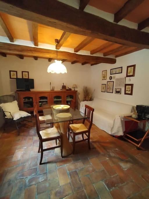 salon ze stołem i krzesłami w obiekcie Casa Botena w mieście Vicchio