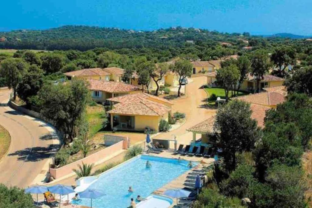 une vue aérienne d'un complexe avec piscine dans l'établissement Villa Caroline - Maison dans belle résidence avec piscine - Sainte Lucie de Porto Vecchio, à Sainte-Lucie de Porto-Vecchio