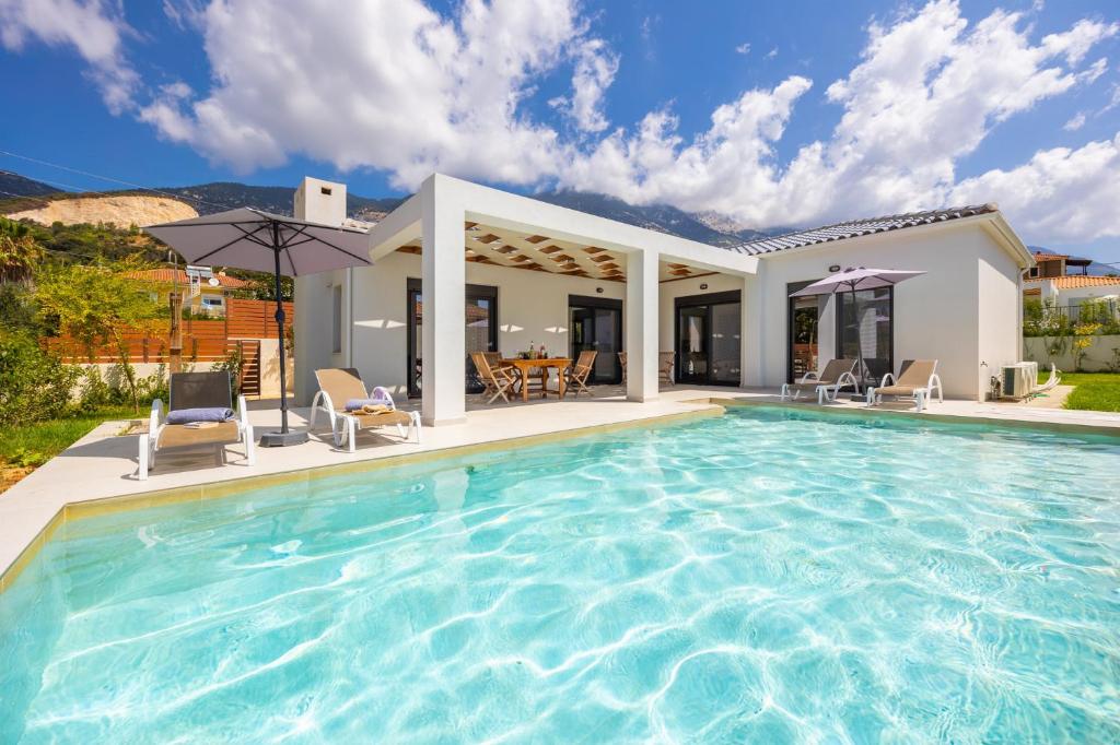 una piscina frente a una casa en Villa Petra, en Trapezaki