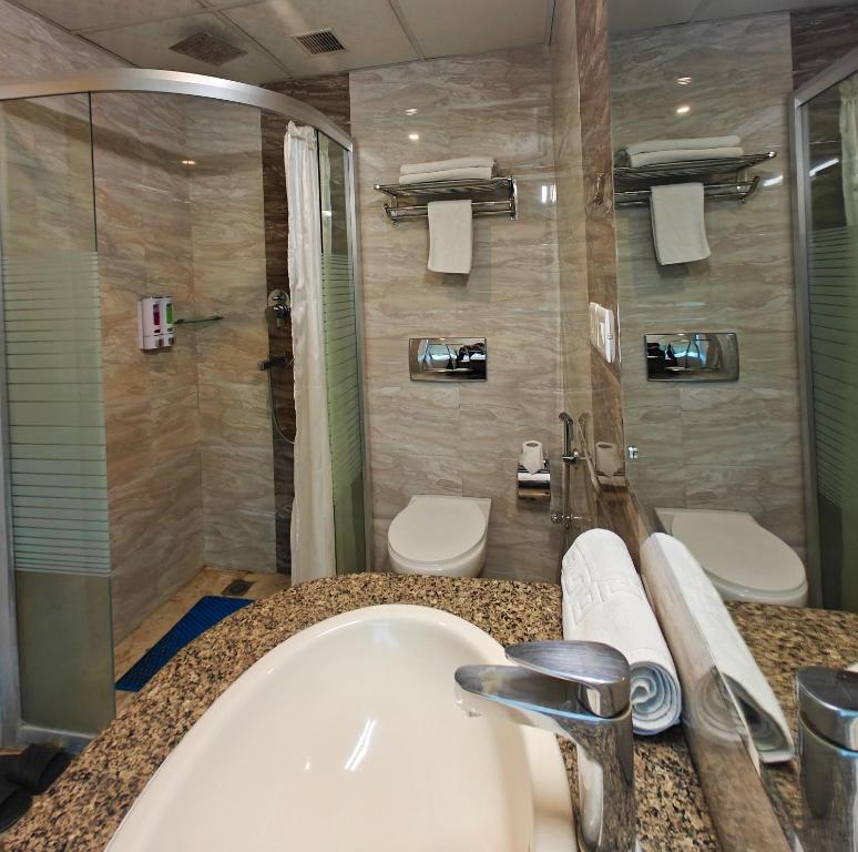 Koupelna v ubytování Hotel Mirage Regency