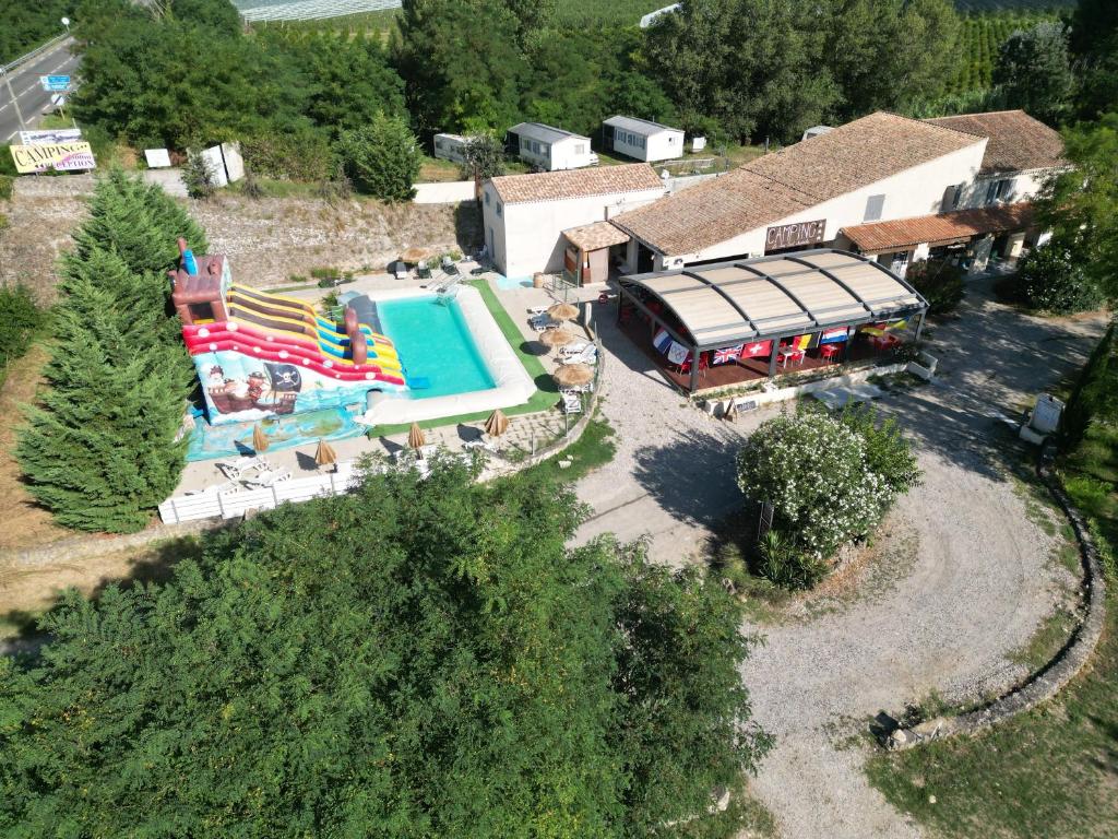 Bazén v ubytování Camping Le Mas Sud Ardèche nebo v jeho okolí