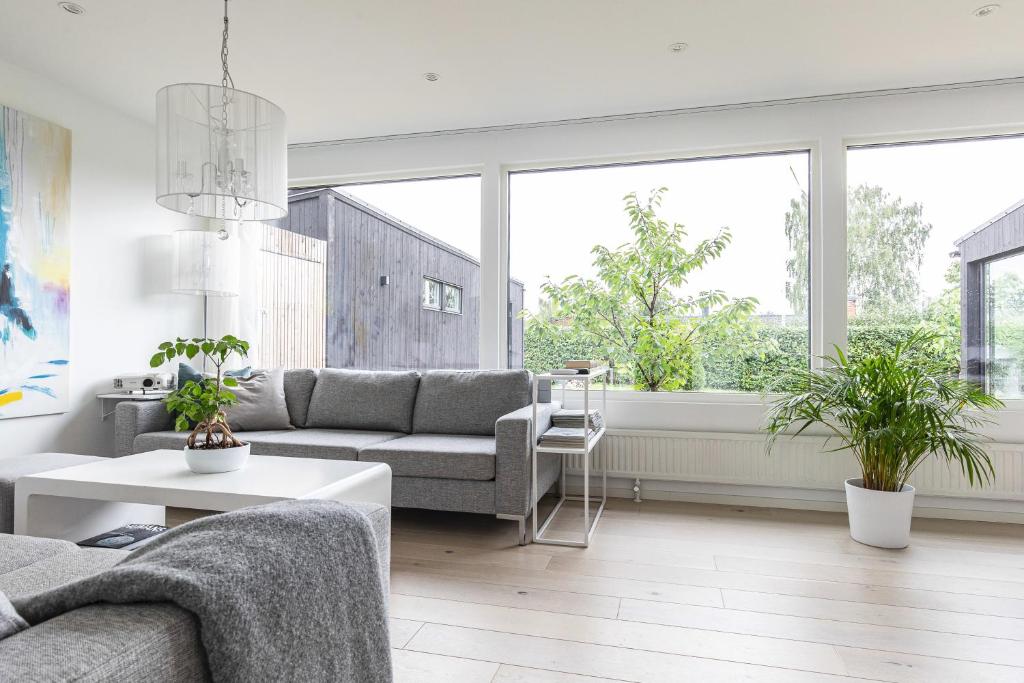 Private villa in central Östersund في أوسترسوند: غرفة معيشة بها أريكة وطاولة