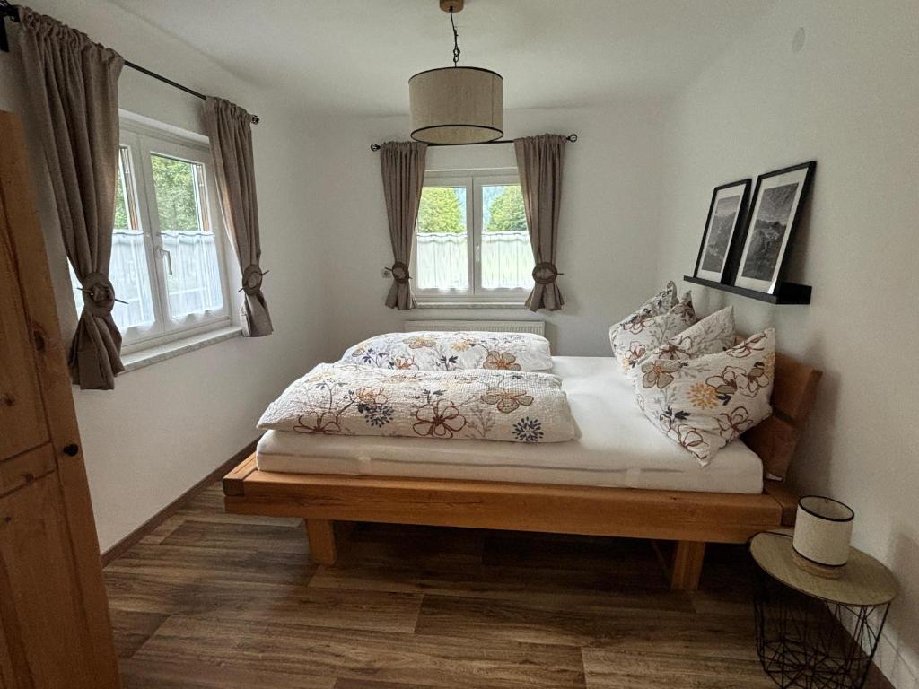辛特湖Ferienwohnung Langfeld的带床和窗户的卧室