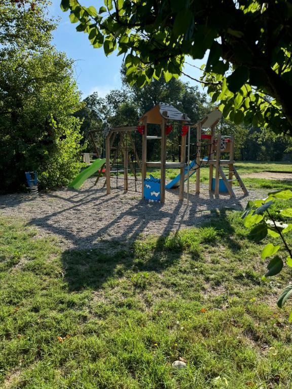Herní místnost nebo prostor pro děti v ubytování Camping Le Mas Sud Ardèche
