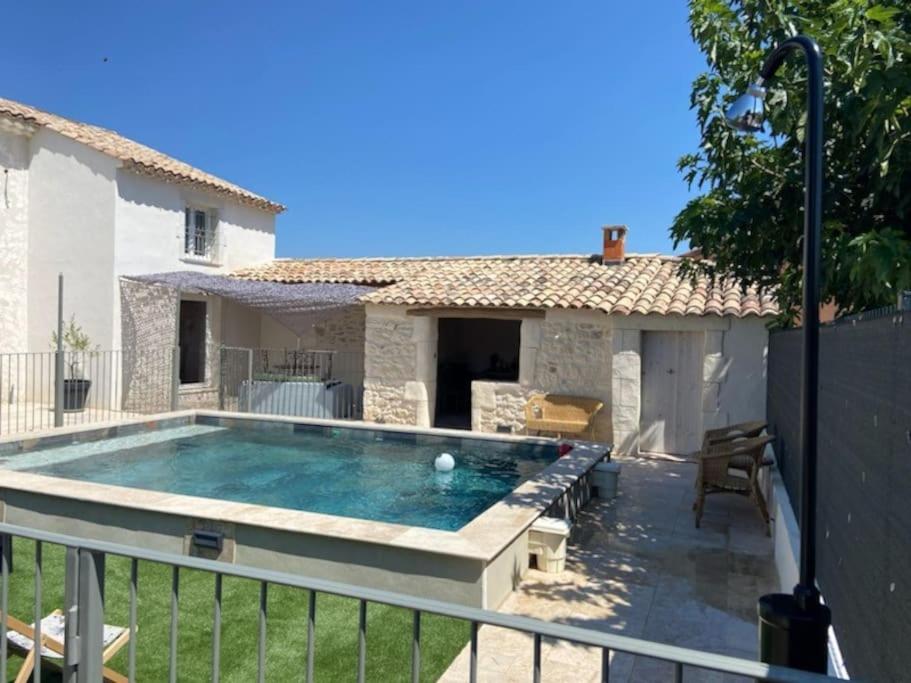 une piscine devant une maison dans l'établissement Maison de charme, à Lapalud