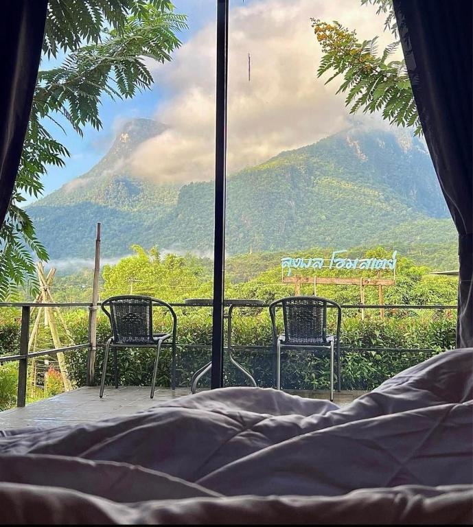 Nespecifikovaný výhled na hory nebo výhled na hory při pohledu z luxury tent