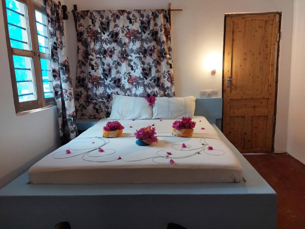 Postel nebo postele na pokoji v ubytování Stonefish Inn Jambiani