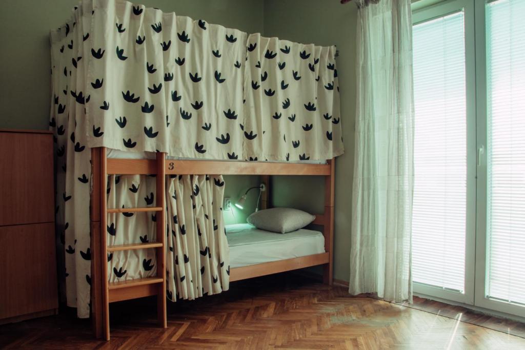 Postel nebo postele na pokoji v ubytování Skopje Downtown Hostel
