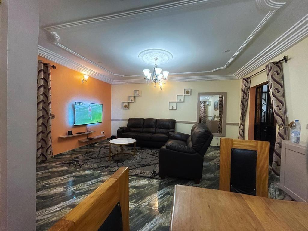 Televiisor ja/või meelelahutuskeskus majutusasutuses Appartement haut standing ,Biyem Assi TKC