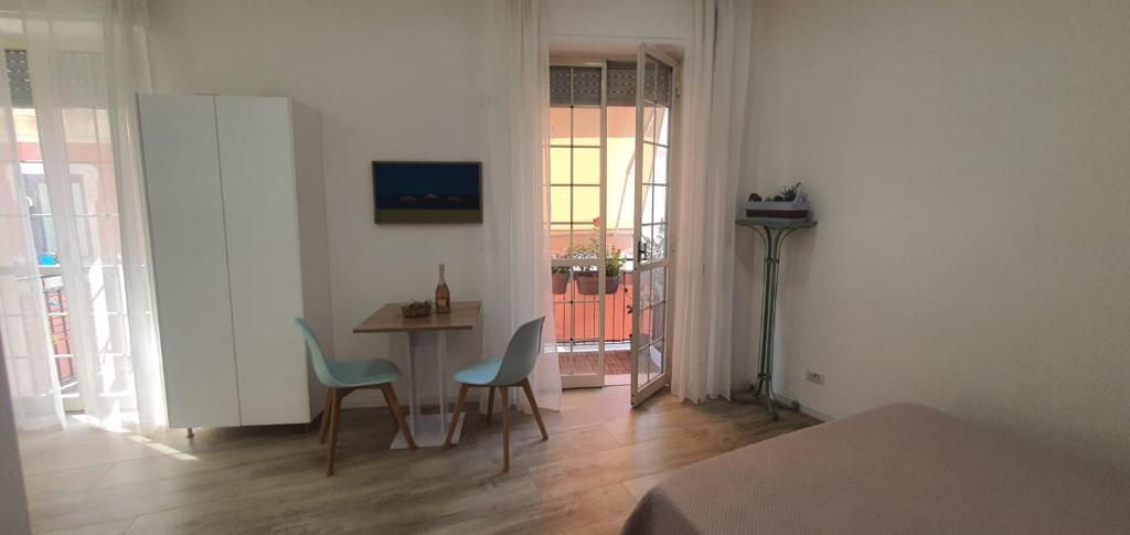 a room with a table and chairs and a room with a bed at Il Porto Segreto in Siracusa