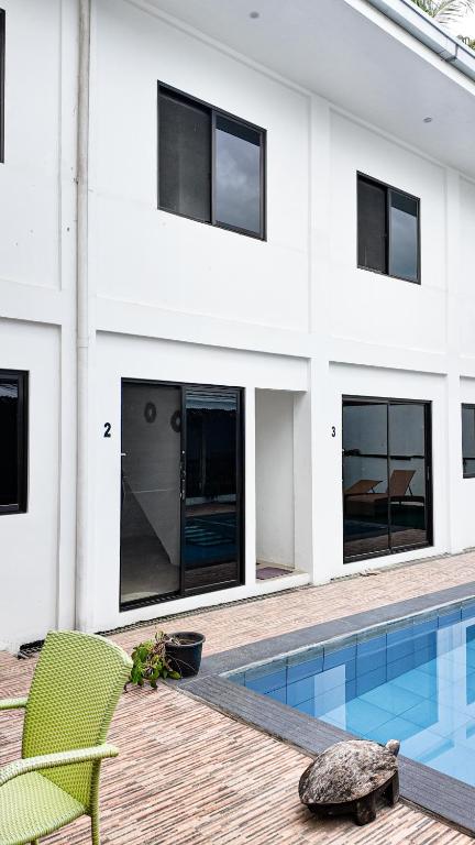 Kasamigos Guesthouse with Fast Internetの敷地内または近くにあるプール