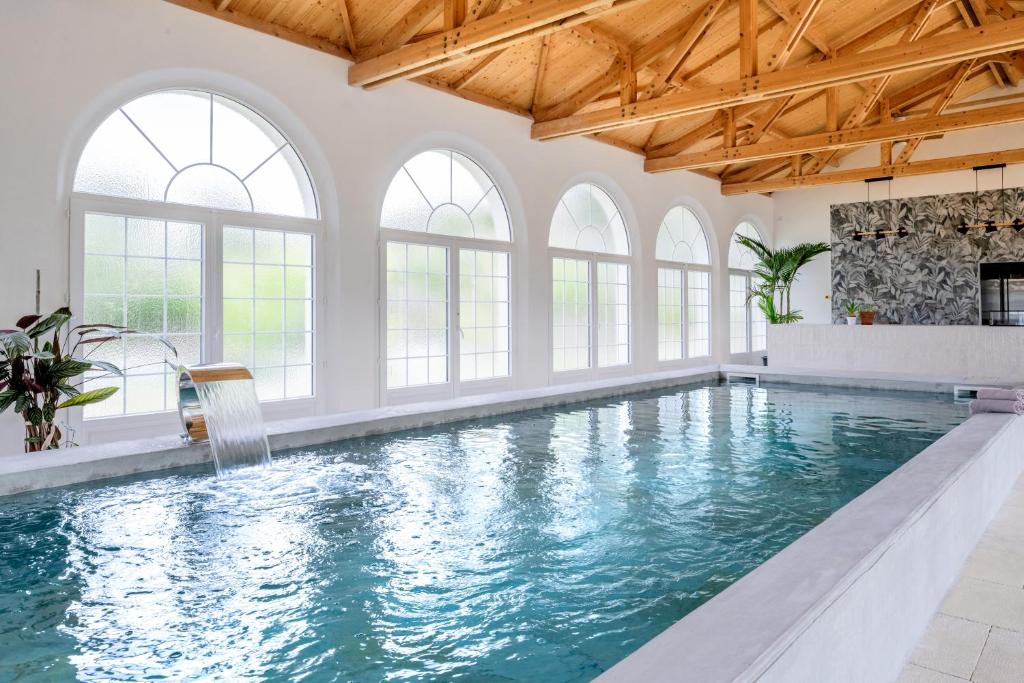 Bazén v ubytování Secret d'Uzès - Le Loft - Avec piscine chauffée nebo v jeho okolí