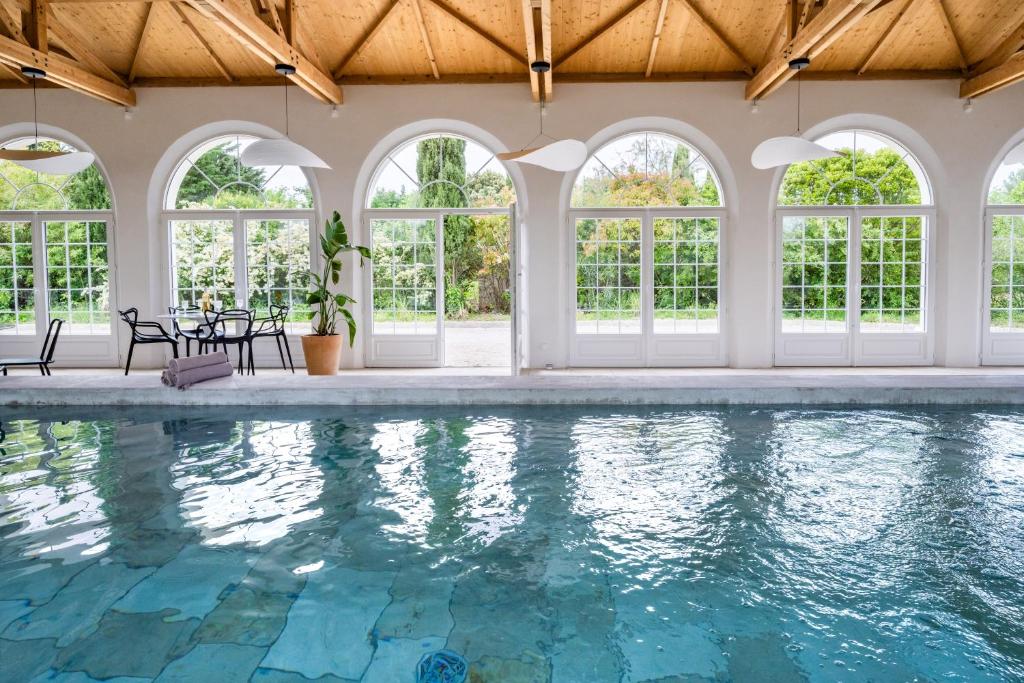 Bazén v ubytování Secret d'Uzès - Le Loft - Avec piscine chauffée nebo v jeho okolí
