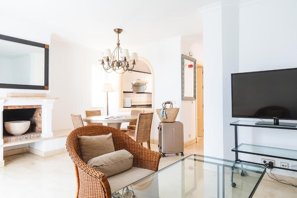 Una televisión o centro de entretenimiento en Ona Lomas Village - La Manga Club