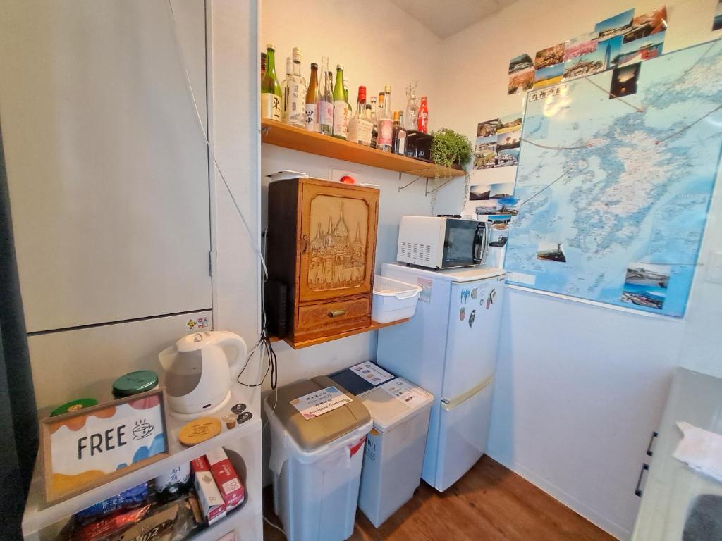 Kuchyň nebo kuchyňský kout v ubytování Fukuoka Tabiji Hostel & Guesthouse